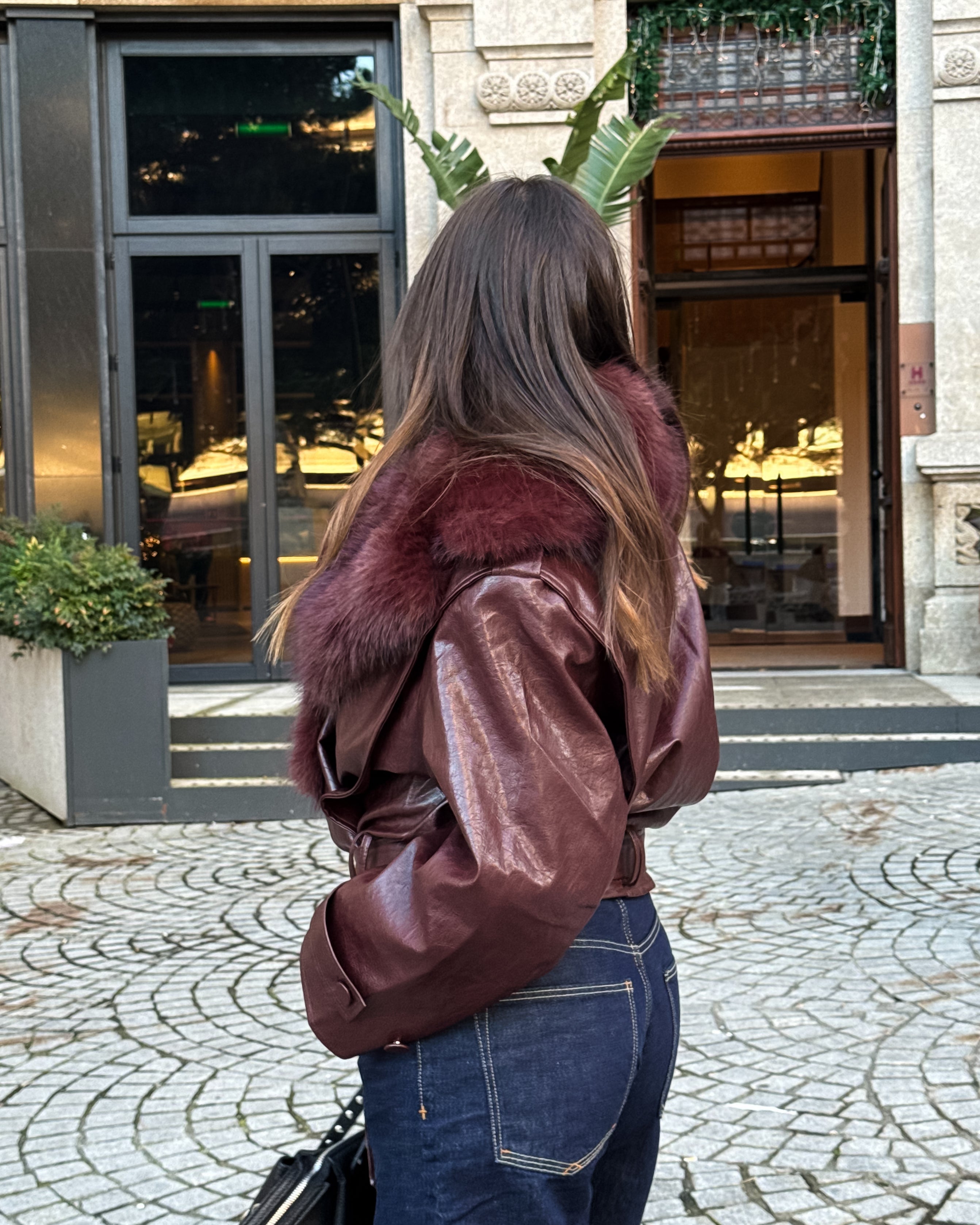 CHAQUETA BURDEOS CON CUELLO DE PIEL SINTÉTICA