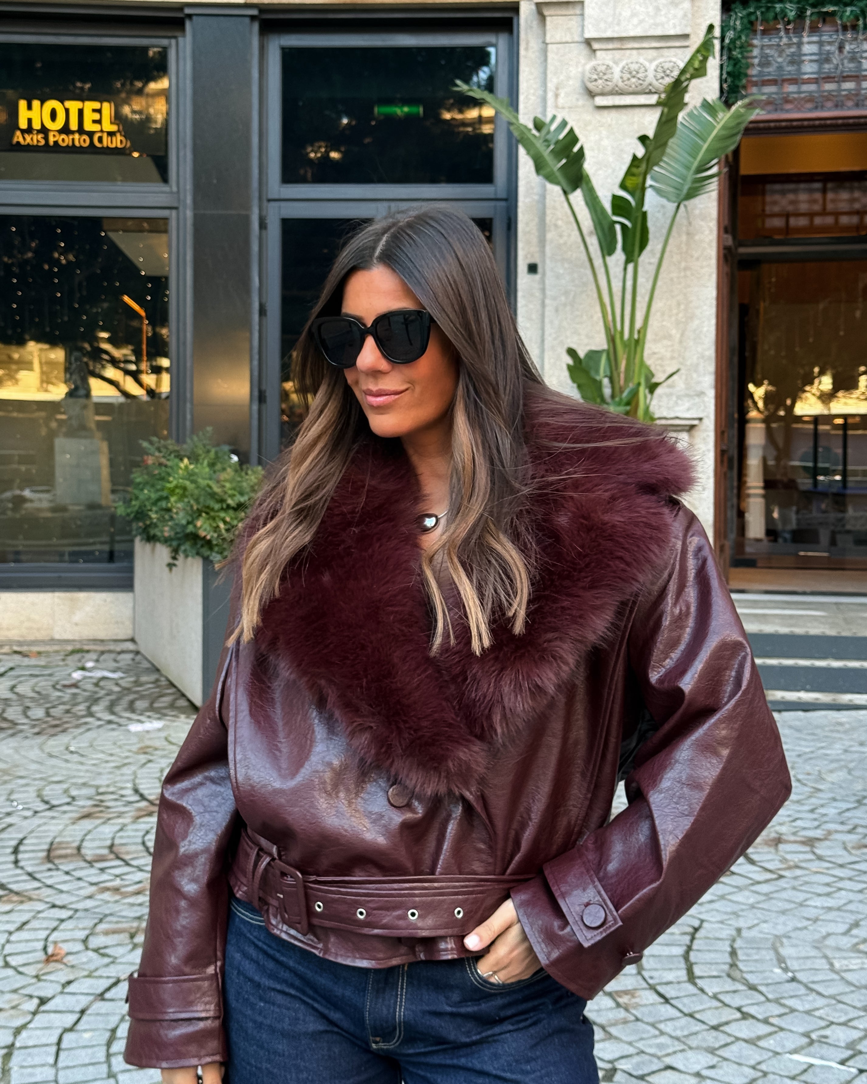 CHAQUETA BURDEOS CON CUELLO DE PIEL SINTÉTICA