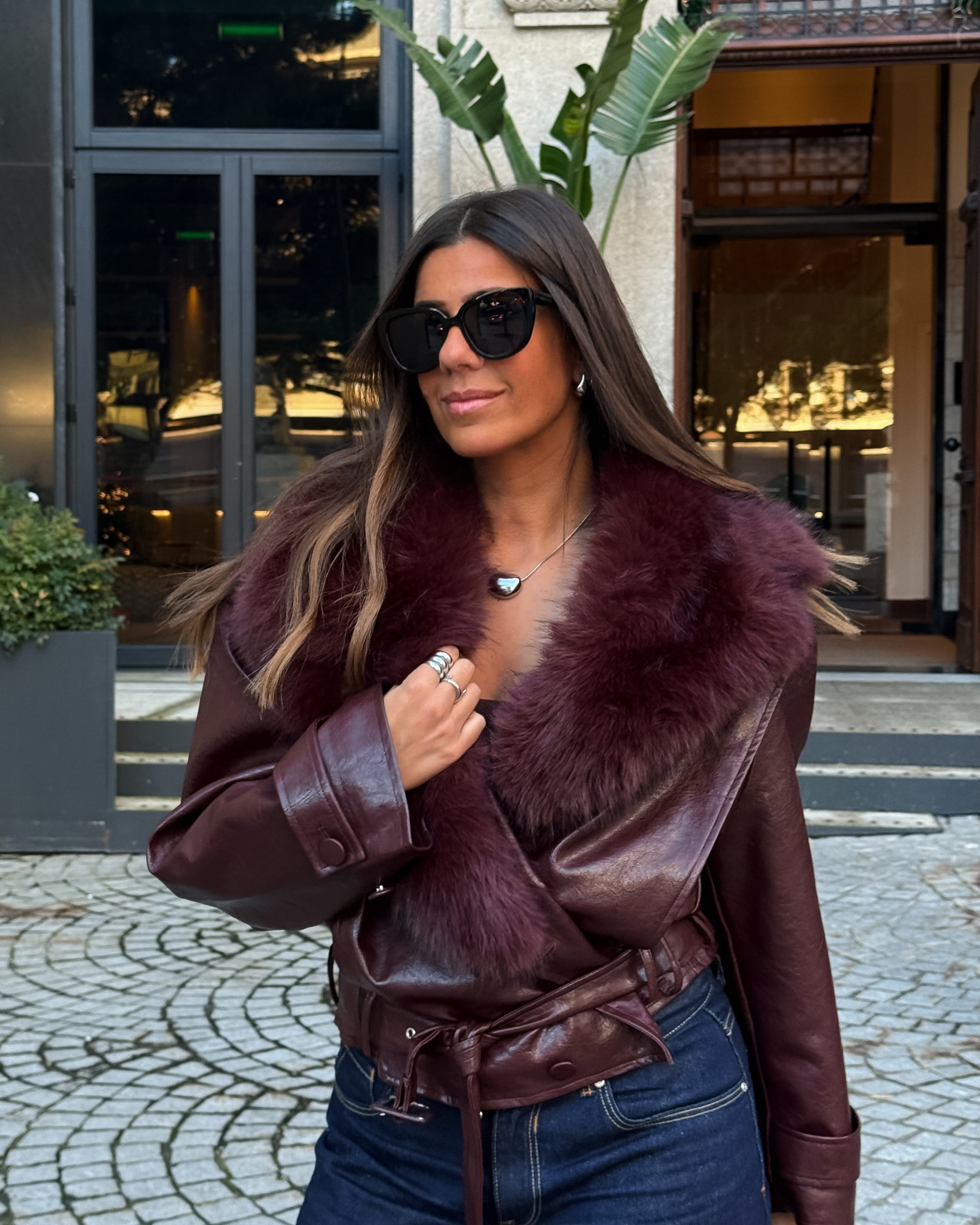 CHAQUETA BURDEOS CON CUELLO DE PIEL SINTÉTICA