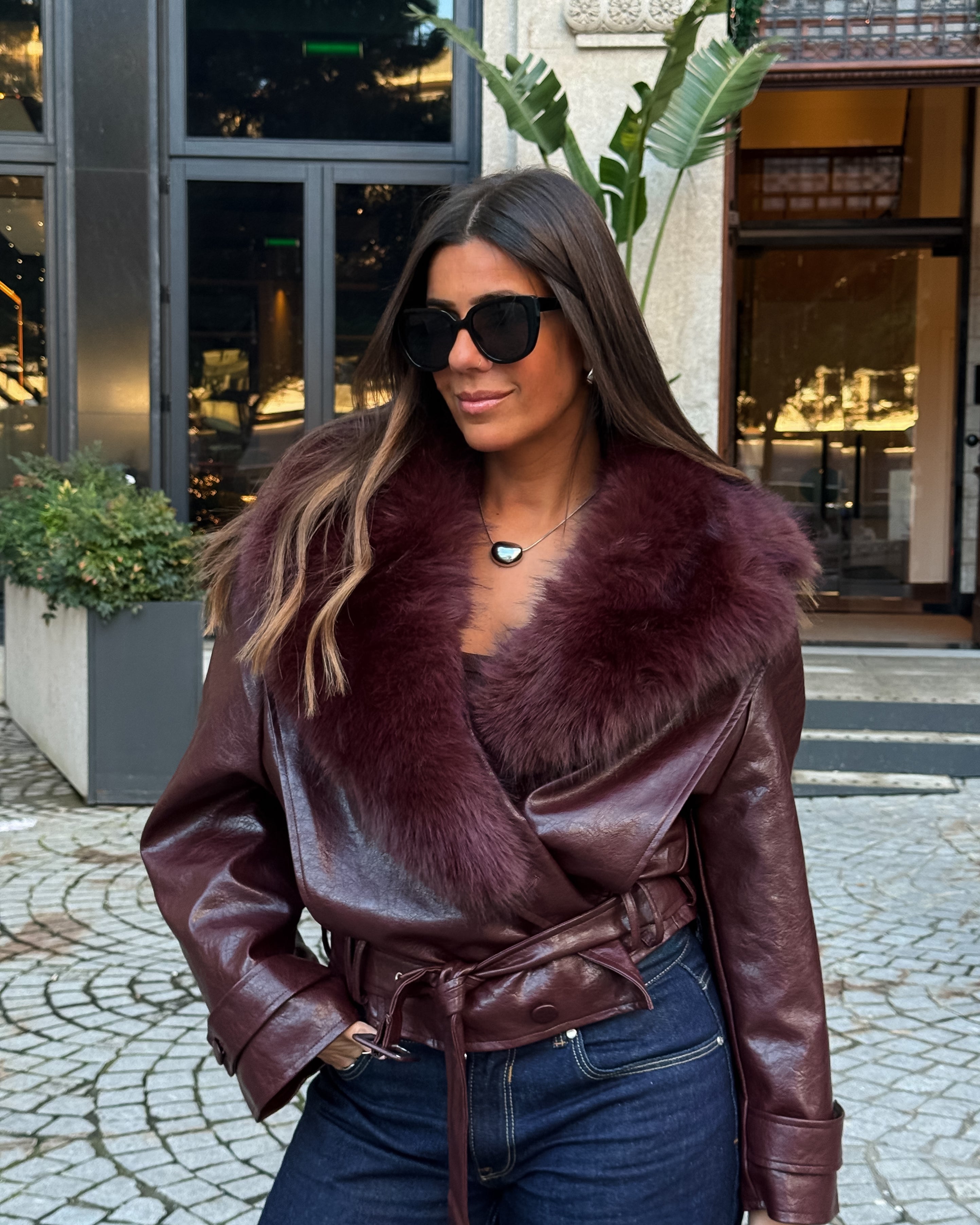 CHAQUETA BURDEOS CON CUELLO DE PIEL SINTÉTICA